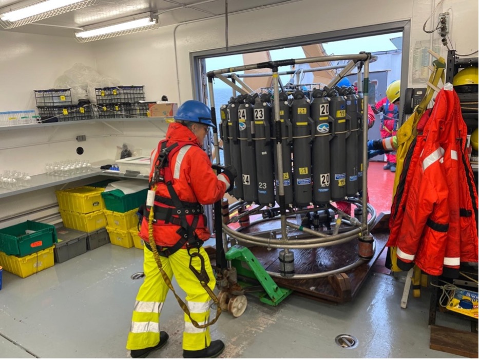 Chief scientist Sarah Zimmermann rolling out the rosette prior to its deployment (Photo by Paul Macoun)