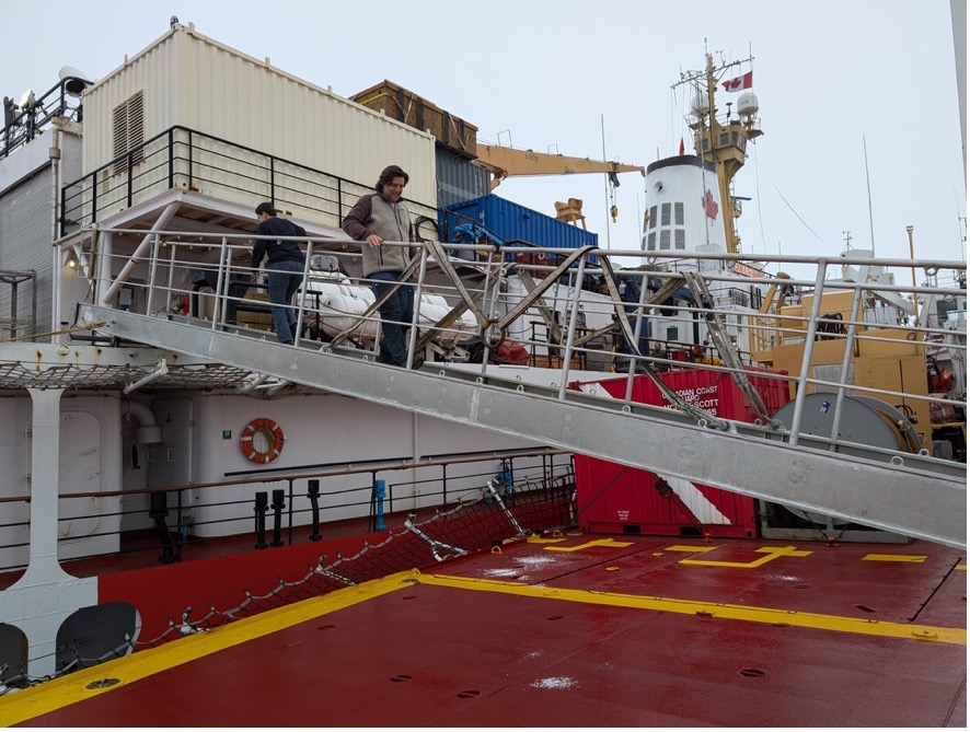 Chief scientist Paul Macoun leaves the Louis to visit the Des Groseilliers (Photo by Mary-Louise Timmermans)