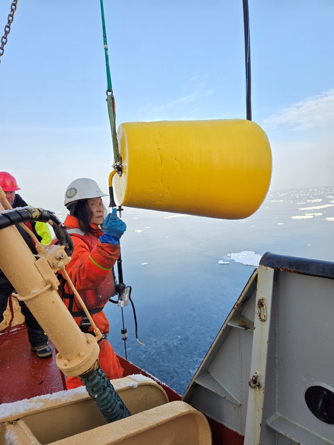 Photo 3: Boatswain Rico Amamio (right) and WHOI technician Jim Ryder (left) bringing ITP142 back on board the Louis. Photo by Jeff O’Brien. 