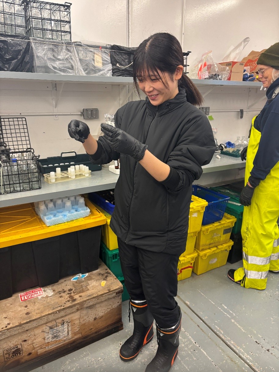 Dispatch19Photo5 Photo 5: Tsukushi Komura collecting a nutrient water sample.
