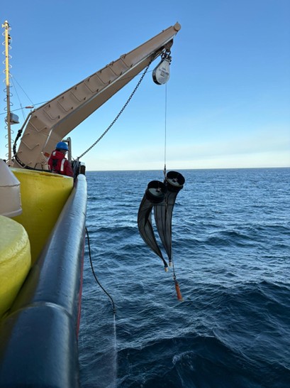 Dispatch27Photo2  
Photo 2: Chris Clarke deploying a Bongo sampling net. Photo by Dominique Baker.