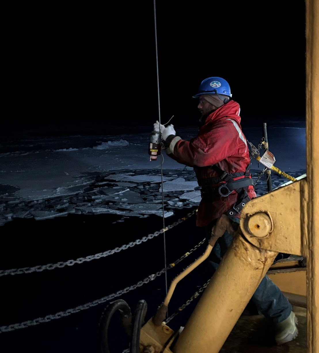 Dispatch30Photo2  
Photo 2: Chris Clarke attaching the egg capsule to the CTD wire. Photo by Dominique Baker.