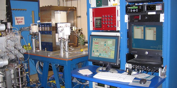 <strong>Noble Gas and Helium Isotope Measurement System  (MS3)</strong><br />
A view of the operating console for our new noble gas and helium isotope measurement system, MS3. The instrument is completely automated, operates 24/7 and can be remotely monitored and controlled. Pictured on the left screen is the MS3 Server application, that allows local and remote system monitoring and controll. Client programs (two examples depicted on the right screen) work through the server via TCP pipes. This allows the system to be operated remotely from anywhere in the world where there's internet access. Extensive security protocols prevent unauthorized access. 