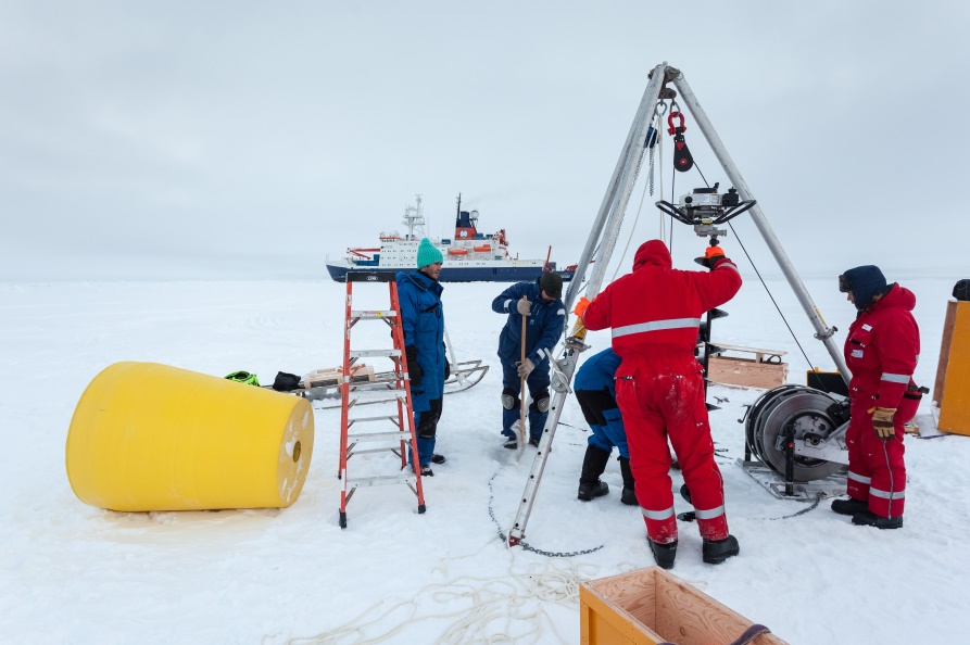 J-P Savy, S. Pisarev, N. Villacieros, B. Rabe and R. Graupner trying to fit the profiler into the hole (but it won‘t).  (Photo by Mario Hoppmann)