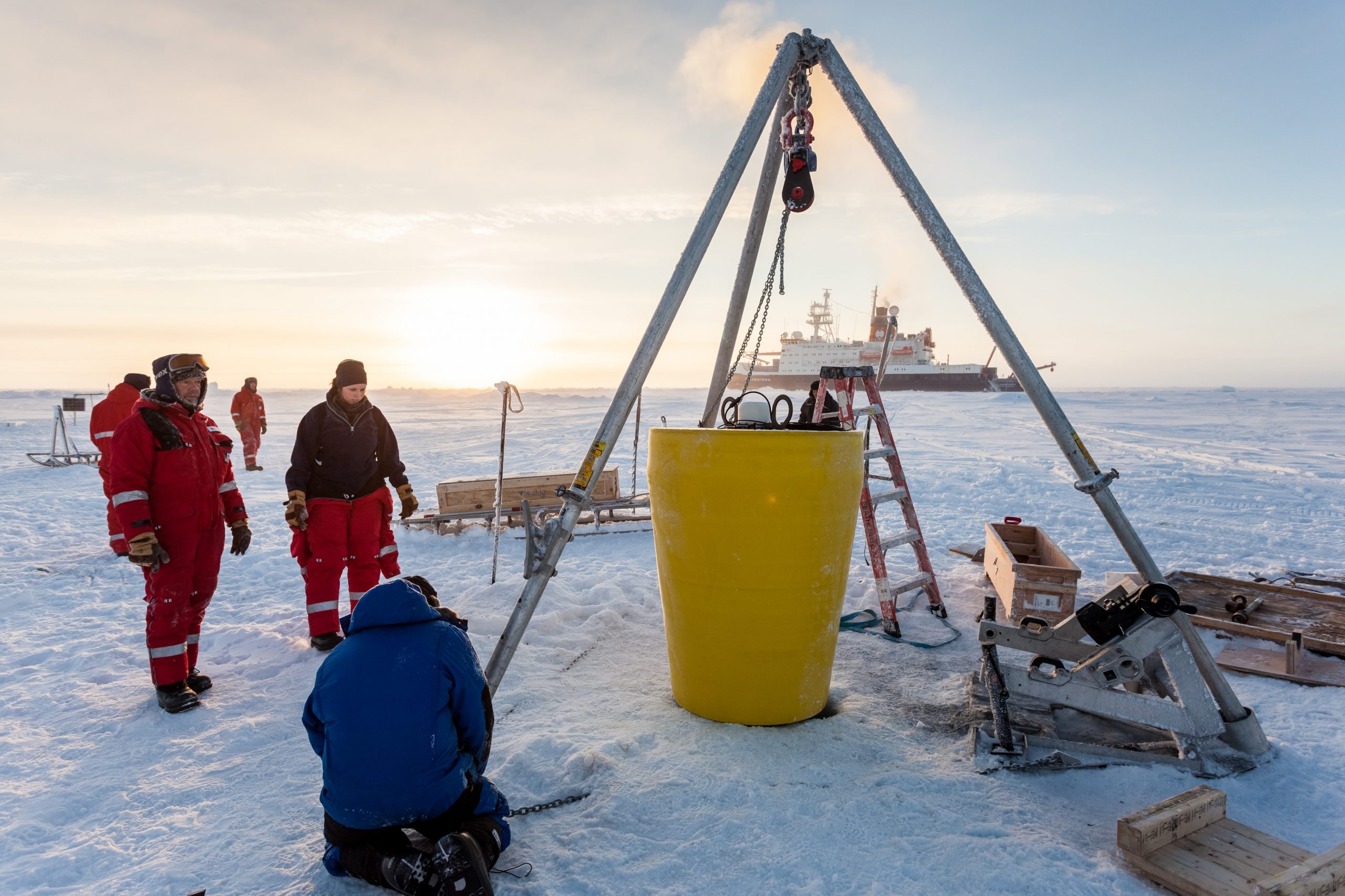 R. Graupner, M. Horn and N. Villacieros finishing ITP deployment. (Photo by Mario Hoppmann)