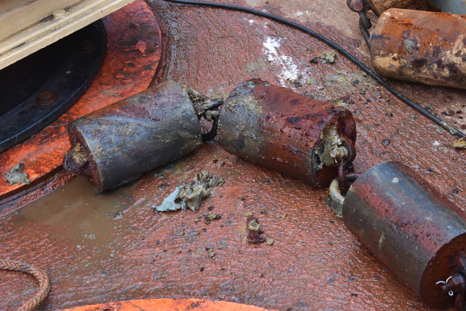 The anchors were muddy indicating that the unit had dragged on the ocean bottom. Photo: Isabela Le Bras