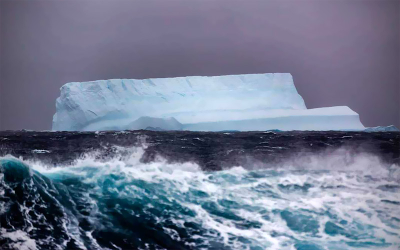 Iceberg seen during RR2004
