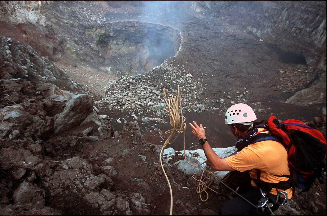 Вулканолог это. Вулканолог профессия. Вулканолог в жерле. Спуск в кратер вулкана. Костюм вулканолога.